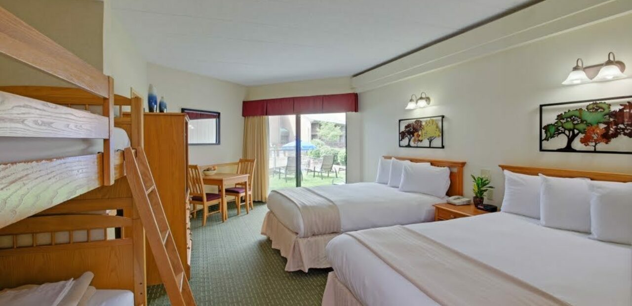 Cabin with 2 queen beds and bunk beds